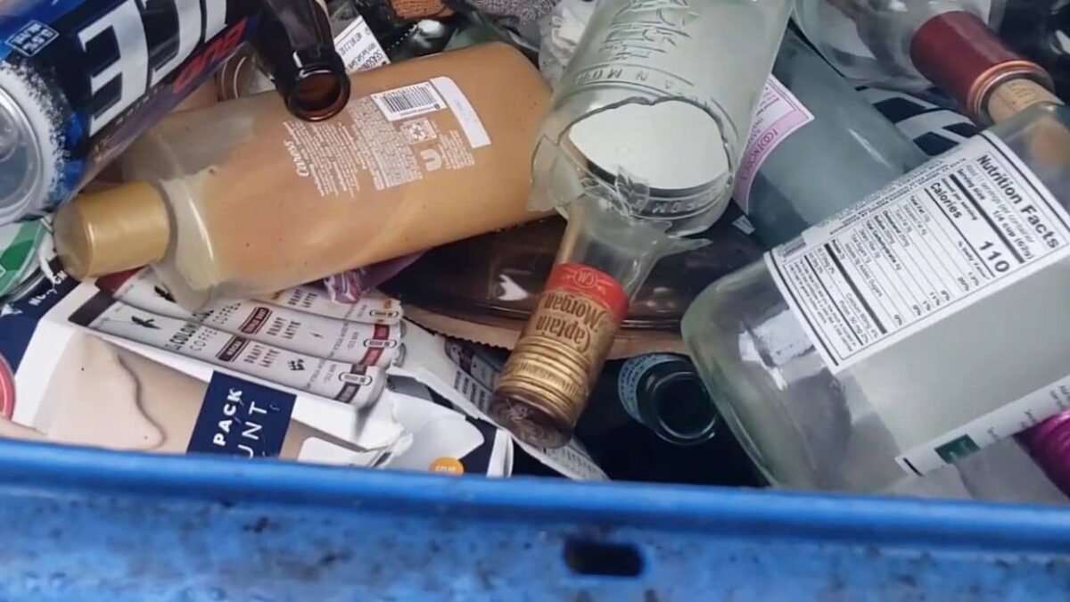 Can You Put Plastic & Glass Together in Recycle Bin? (Solved