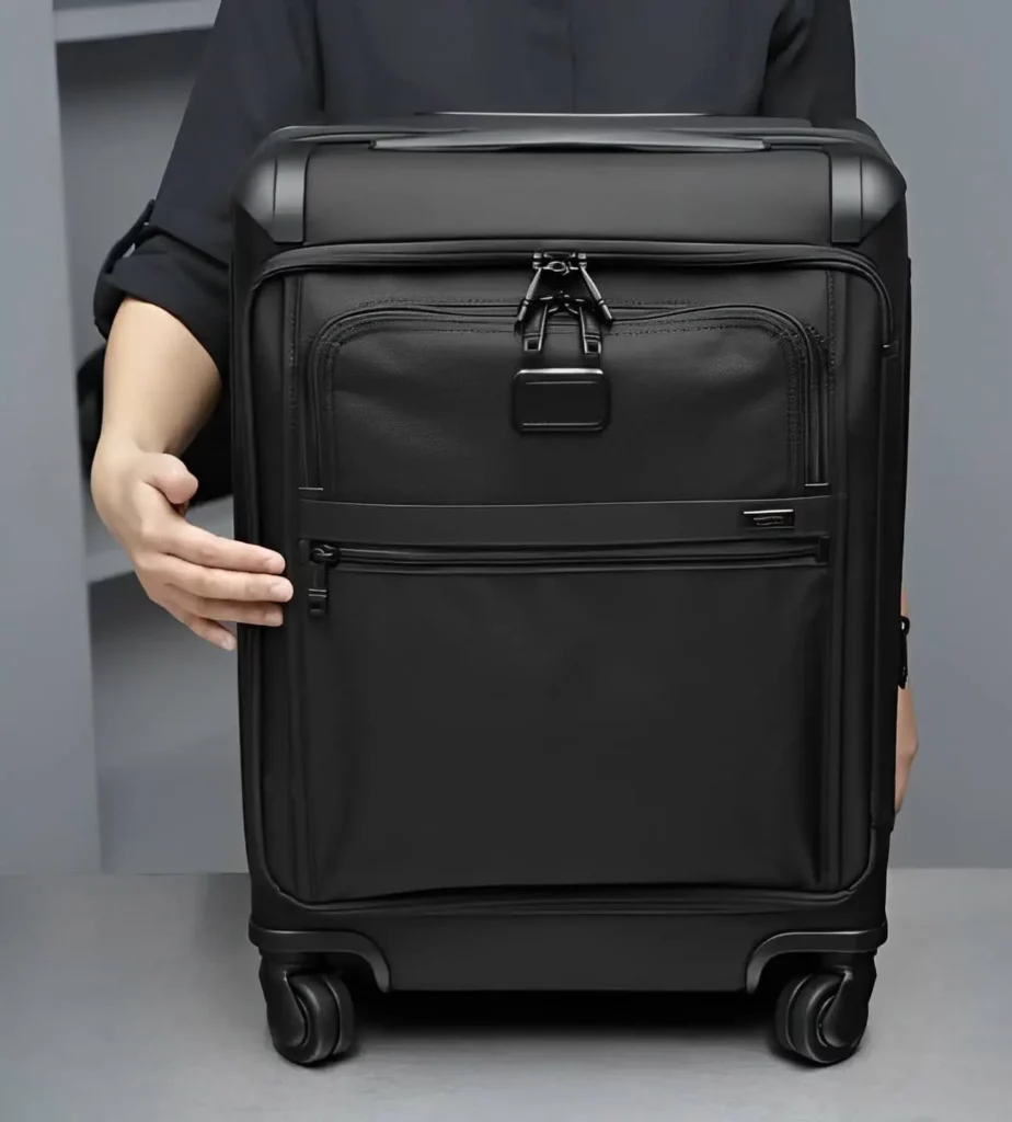 The advantages and disadvantages of ballistic nylon material luggage.